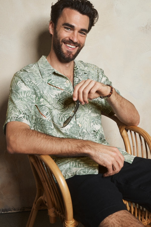 Man wearing Tommy Bahama printed Short-Sleeve shirt